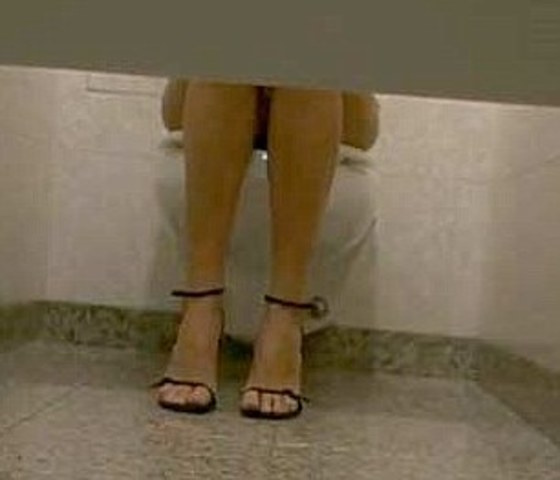 Вернувшись с работы молодая итальянка в ванной дрочит клитор а сверху на домашнее видео всё снимает скрытая камера