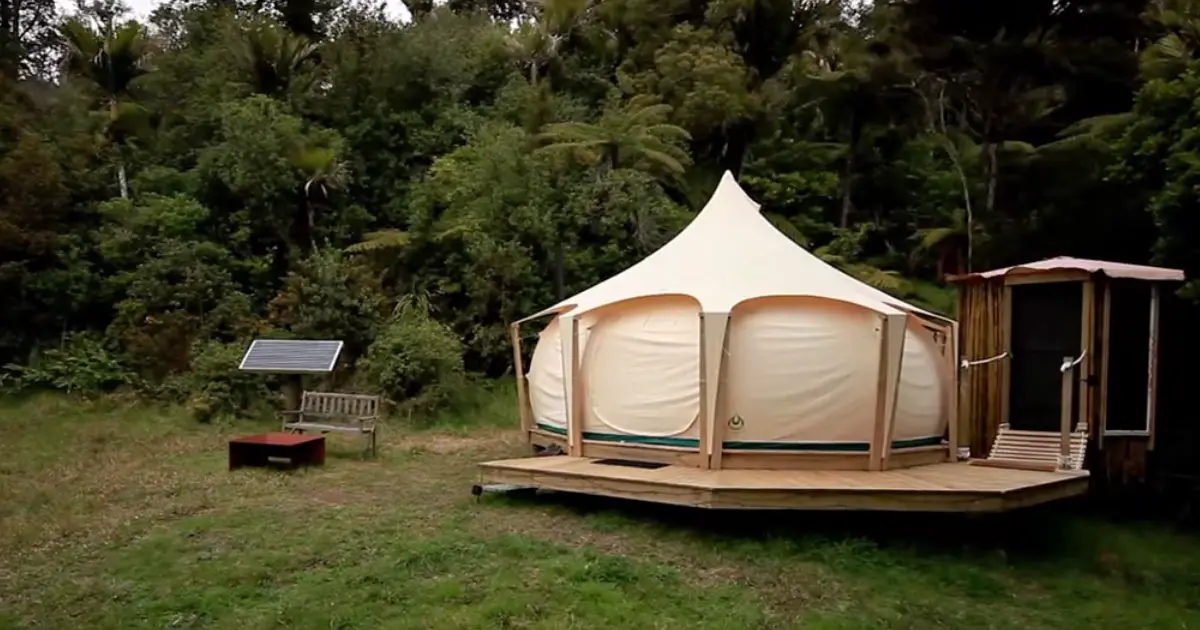 yachtsman living in tents